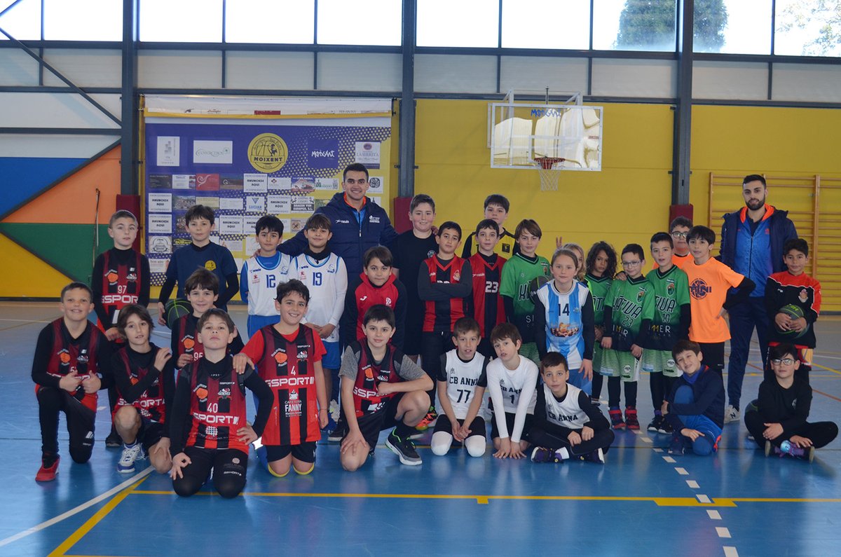fbcv_es's tweet photo. Mostrando todo su talento mientras disfrutan de su deporte favorito. Así hemos podido ver en acción a los más de 300 jugadores y jugadoras que han participado en las Jornadas de Detección Benjamín ➡️ https://t.co/HGBFldinSc https://t.co/rXvtshv3ZA