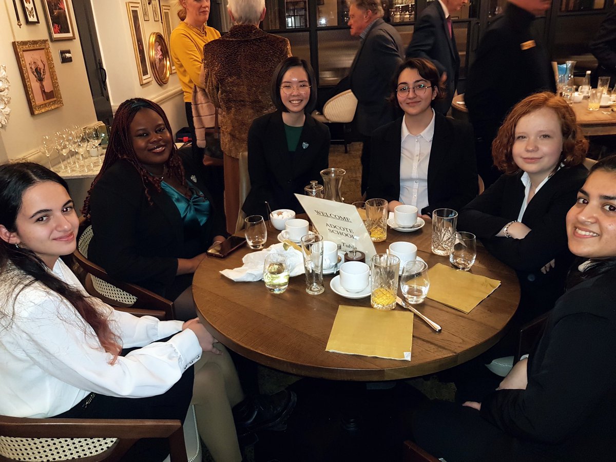 Excellent International Students Evening at The Wynnstay Hotel, Oswestry wynnstayhotel.com last night with students from ⁦@MoretonHall⁩, ⁦<a href="/ellesmerecoll/">Ellesmere College UK</a>⁩ and ⁦<a href="/AdcoteSchool/">Adcote School for Girls</a>⁩ seen here. What confident young people they are - marvellous!