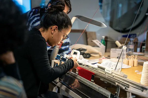CarrNum's tweet photo. [Retour en images] Les rendez-vous machine à tricoter ont lieu les mercredis après-midi au #FabLab avec @ecoledelamaille ! Apprenez maille après maille à utiliser cette nouvelle machine jusqu'au 8 février !
https://t.co/3hHDJ6yn3I 
#couture #DIY #DIWO https://t.co/ryP70FXNsw