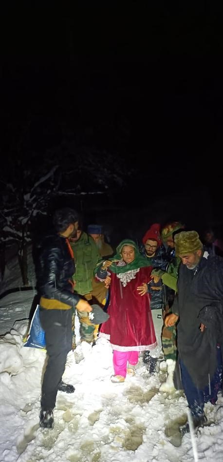 ChinarcorpsIA's tweet photo. #Chinarwarriors responded to an emergency distress call to evacuate an elderly lady from Ushkara (Hilltop), #Baramulla. Life saving medical aid was extended &amp; evacuated the patient to GMC Baramulla.

#helpingothers  
@adgpi 
@NorthernComd_IA https://t.co/QzC97ySNCf