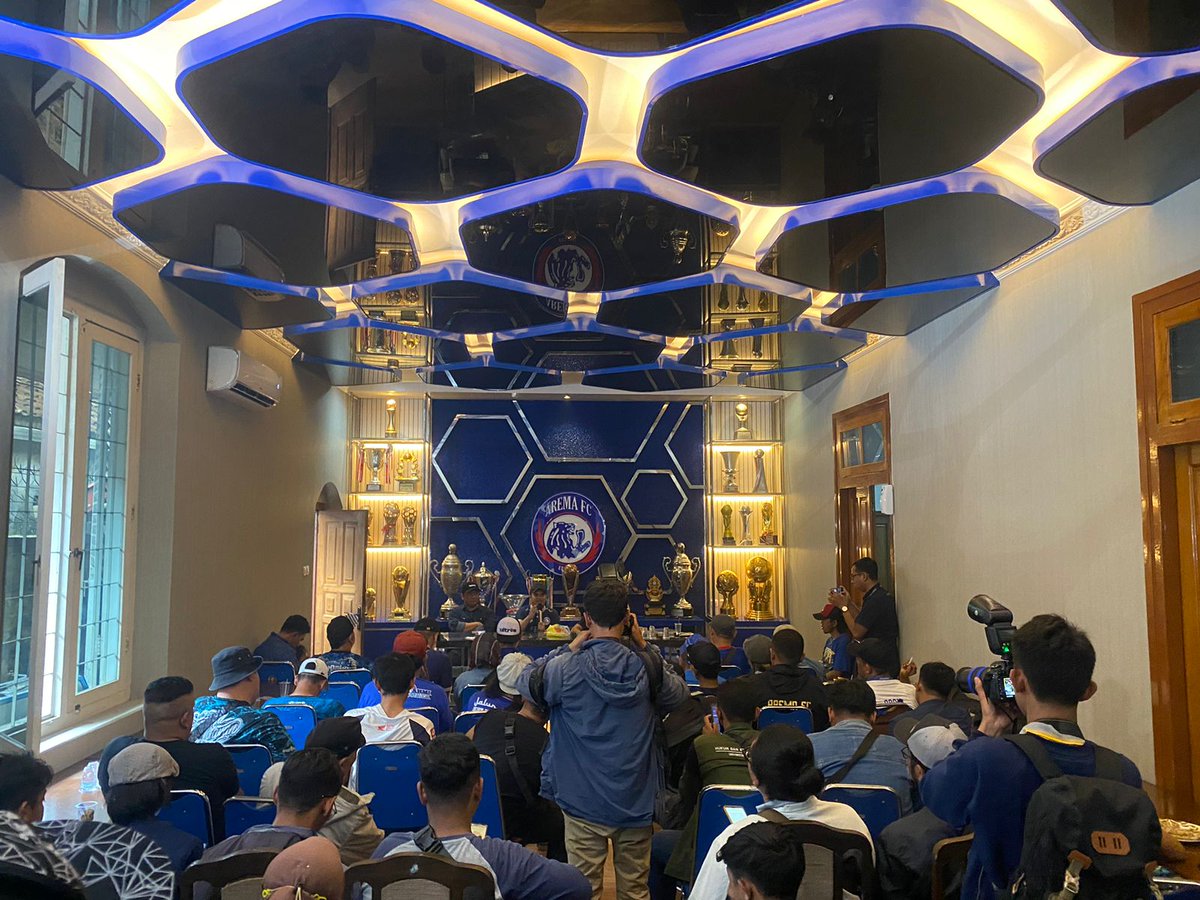 EdanBolaRCBFM's tweet photo. Hari ini (Selasa, 31 Januari 2023), Aremania yang terdiri dari Korwil &amp; beberapa Komunitas, berkumpul di Kantor Arema FC melakukan koordinasi, pasca terjadinya kerusuhan di Kantor Arema FC

Selain berkoordinasi, Aremania juga melakukan pemasangan bersama "Giant Logo" Arema FC https://t.co/93KQ5OSpVJ