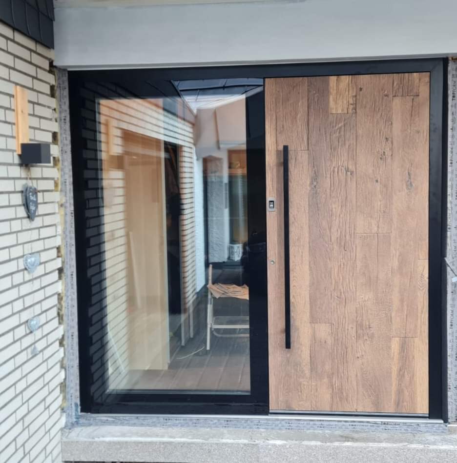 RyternaDoors's tweet photo. Class of its own. Ryterna aluminium entrance door. 
The leaf is clad with the wood image composite panel and the sidelight window frame is clad with black ceramic glass to match the whole house facade design.
#ryterna #entrancedoor #frontdoor #custommade #aluminiumdoors https://t.co/x61rGE7Pp2