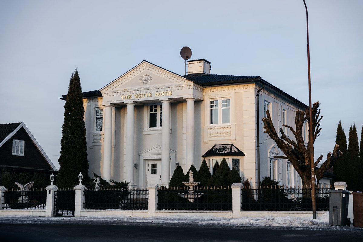 tomsamuelsson's tweet image. Var i Dalarna förra veckan. Upptäckte att något geni i Borlänge byggt om sin villa till en replika av Vita Huset i Washington DC.

Kan inte bestämma mig om det är det mest genialiska eller kitschiga jag sett.