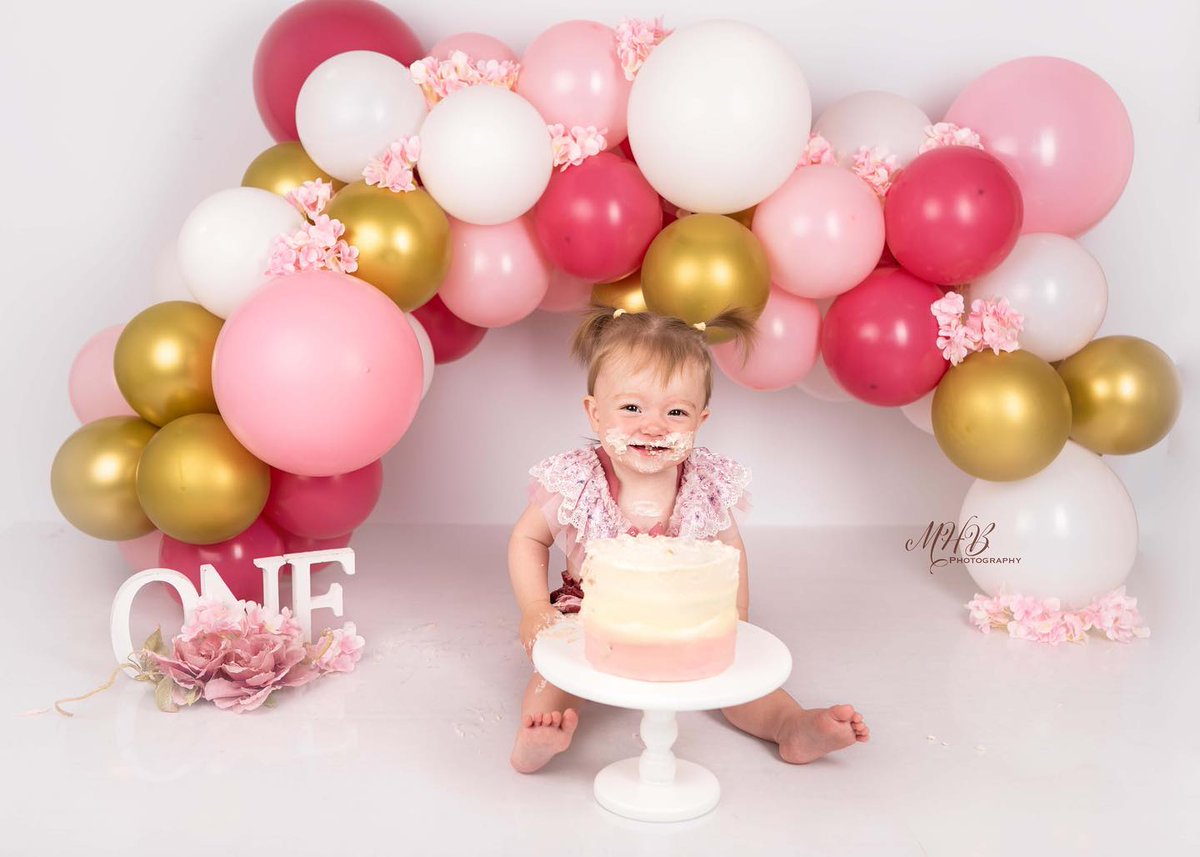 Girlie girl Amelia enjoying her first cake 💕🎈🌸

#cakesmash #cakesmashphotography #cakesmashphotoshoot #cakesmashphotographer #cakesmashshoot #derby #derbymum #derbyshire #derbyphotographer #derbyphotos #nottinghamphotographer #cakesmashnottingham #kidsphotography