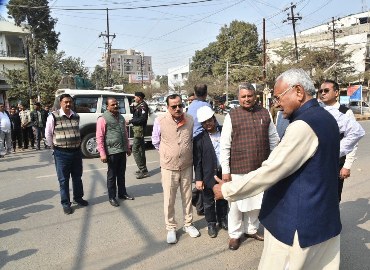 CMBiharNK's tweet photo. आज पटना में निर्माणाधीन लोहिया पथ चक्र का निरीक्षण कर अधिकारियों को आवश्यक दिशा-निर्देश दिए।
#Patna #LohiaPath  

#Bihar #NitshKumar https://t.co/DiCXnNL8aQ