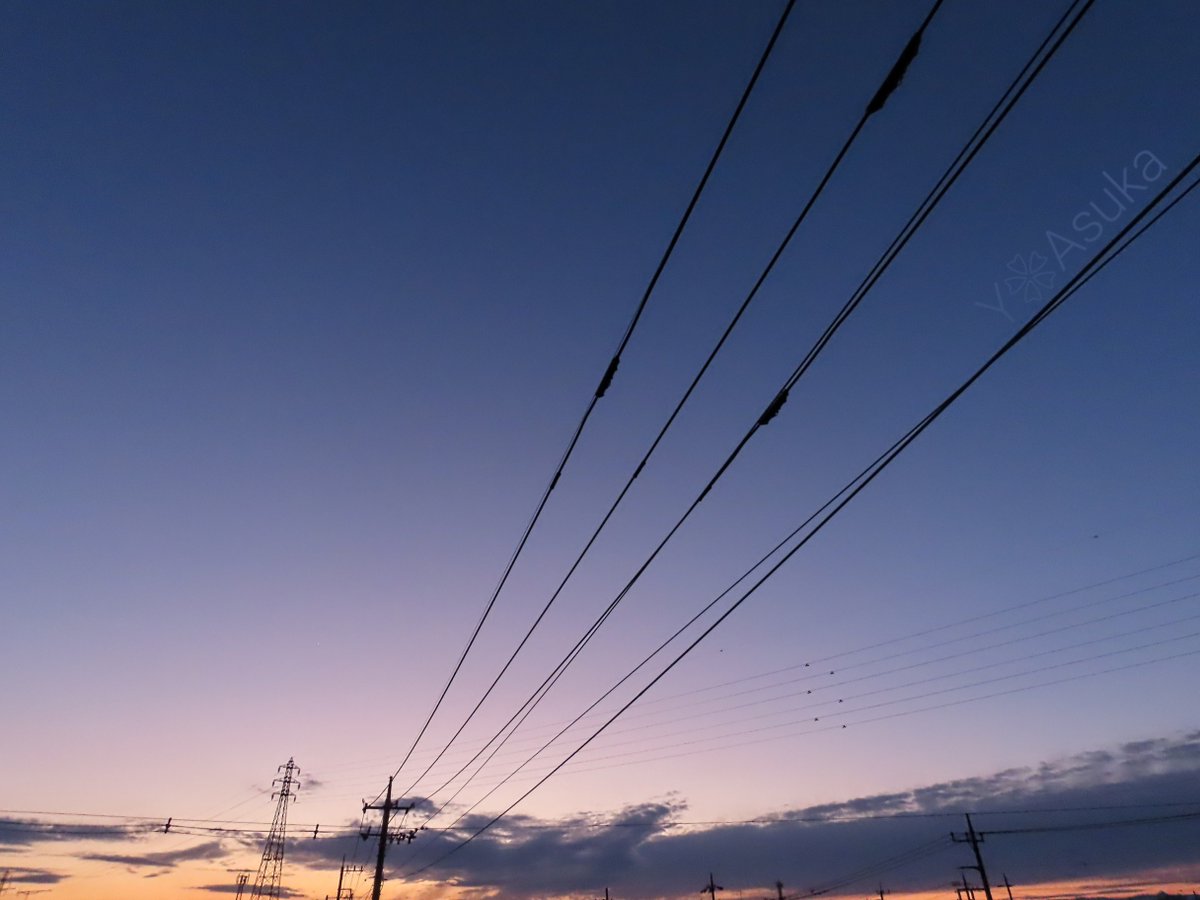 yumeasutw's tweet photo. パープルタウン🟪

お疲れ様です🏁
薄紫の #夕空 に #金星 が
輝き始める頃✨
東の空高く昇る🌔 #十日月 (月齢9.5)
月の側には赤い #火星 が輝いています💫

#空の名前
#天気の図鑑 #雲友の会
#夕空 #夕焼け #鉄塔 #電柱 #電線
#月 #moon
#マジックアワー
#トワイライト #薄明
#a2023 #a0131 #a202301 https://t.co/AezbBUZxNp