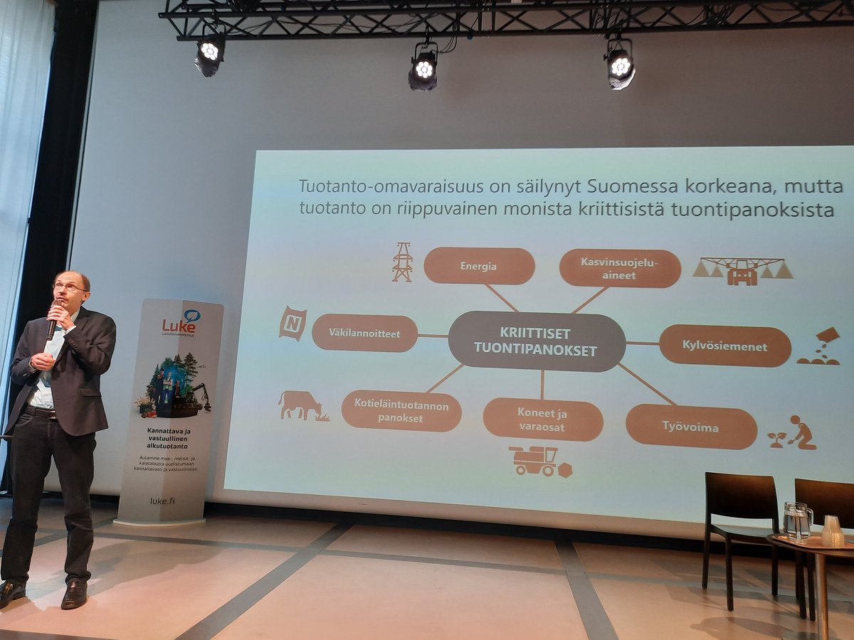 Suomen elintarvikkeiden tuotanto-omavaraisuus on korkea, mutta olemme tuontiriipouvaisia tuontantopanoksista. Tämä on haaste huoltovarmuudelle. <a href="/JyrkiSNiemi/">Jyrki Niemi</a> #Ruokaareena <a href="/LukeFinland/">Luonnonvarakeskus</a>