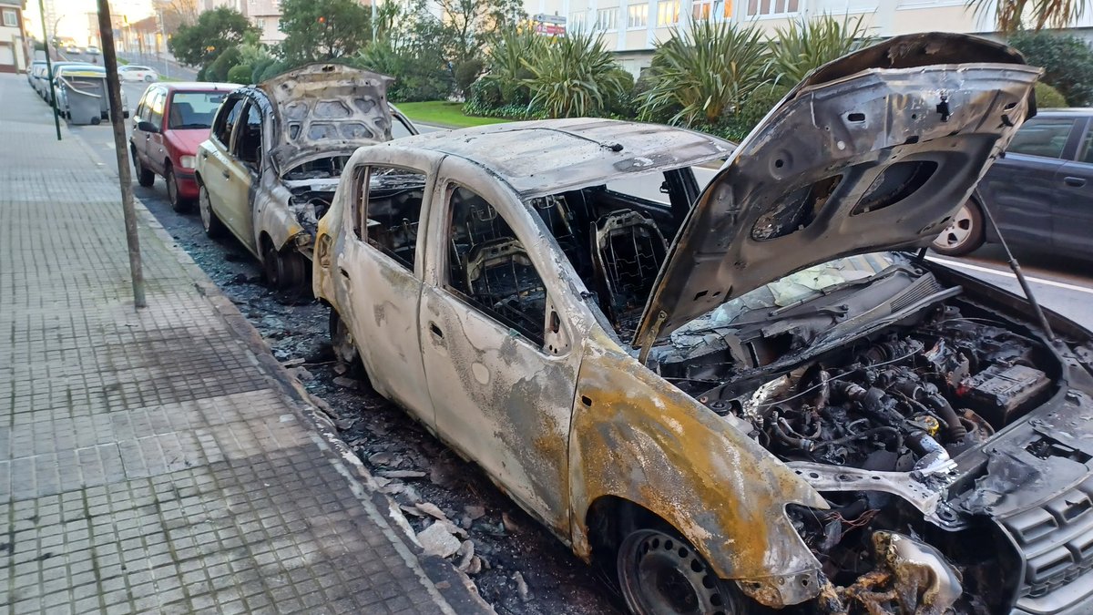 vocescoruna's tweet photo. Cuatro coches incendiados esta noche en la ciudad, en avenida de Arteixo y ronda de Outeiro. Todo parece indicar que fue intencionado. Hablamos con el propietario de uno de los vehículos, que no se explica lo sucedido. #VDAC https://t.co/L7hdOJkplo
