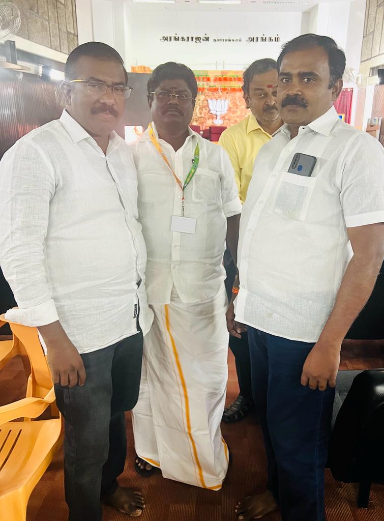TamilvananDKV's tweet photo. தமிழக பாஜக கூட்டுறவு பிரிவு மாநில தலைவர் முன்னாள் சோழவந்தான் தொகுதி சட்டமன்ற உறுப்பினர் திரு மாணிக்கம் அவர்களை முனைவர் கல்வியாளர் குணசேகரன் மற்றும் நெல்லை பாஜக நிர்வாகி திரு காசிராஜன் அவர்கள் மரியாதை நிமித்தமாக சந்தித்தனர் 
@sgurumurthy @ProfessorBJP @KanchiMatham #DKVCF https://t.co/4h0V43yuNB
