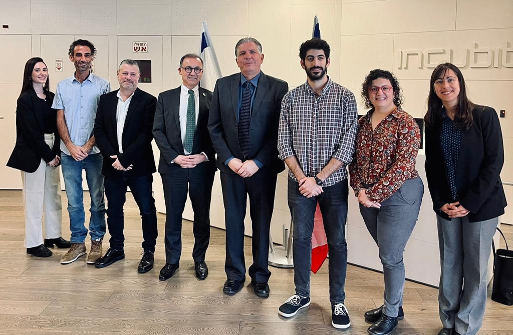 Embajada de Chile en Israel 🇨🇱🇮🇱 שגרירות צ'ילה (@embchileisrael) on Twitter photo <a href="/EmbChileIsrael/">Embajada de Chile en Israel 🇨🇱🇮🇱 שגרירות צ'ילה</a> participa en reunión de trabajo con Tech7, catalizador del ecosistema de Beer-Sheba, para conocer sus programas de apoyo a la innovación en #Israel y explorar modalidades de cooperación entre #Israel, #Chile y sus regiones, en un área prioritaria para 🇨🇱 <a href="/EmbChileIsrael/">Embajada de Chile en Israel 🇨🇱🇮🇱 שגרירות צ'ילה</a> participa en reunión de trabajo con Tech7, catalizador del ecosistema de Beer-Sheba, para conocer sus programas de apoyo a la innovación en #Israel y explorar modalidades de cooperación entre #Israel, #Chile y sus regiones, en un área prioritaria para 🇨🇱