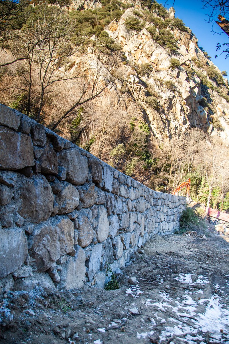 ConstruccionsR's tweet photo. La berma de protecció evita la caiguda de pedres i això provoca que la casa es mantingui en millors condicions.

#andorra #infraestructura #construcció #construcción #construction #constructionlife #constructionlifestyle https://t.co/MrycFiNzQN