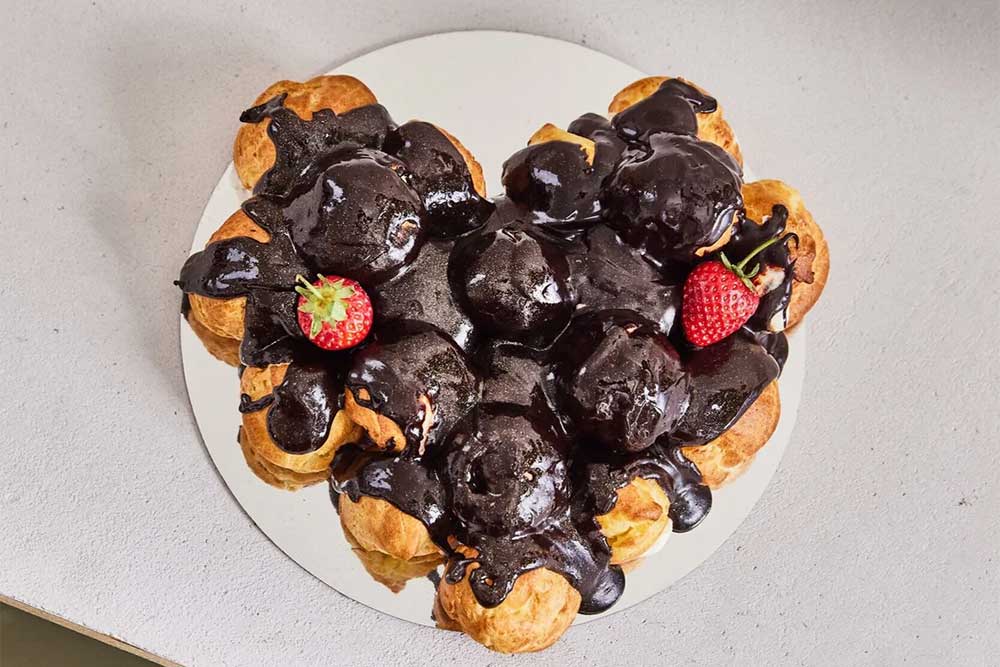 hotdinners's tweet image. Staying in for #ValentinesDay this year? If you fancy getting a romantic meal (or fancy dessert) for  two delivered to your door, we've got you covered hot-dinners.com/Features/Hot-D…