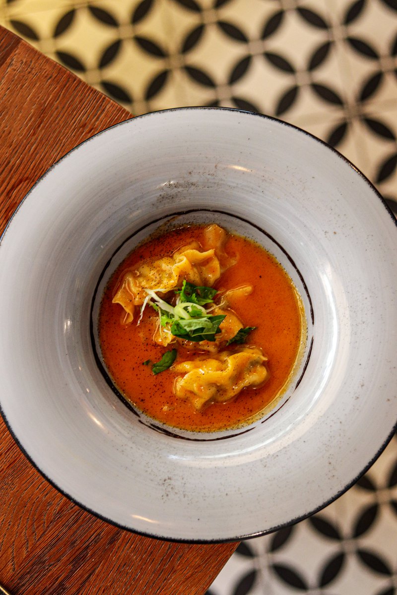 Dim sum de langostinos en curry rojo. El mejor producto para conseguir un sabor inigualable.

¡Nosotros no podemos escoger!

📍 Avda. de los Arces, 11.Reservas (link en bio) o llamando al 910 58 11 21.

#SomosTaramara #taramareando #taramara #producto #criterio #sabor