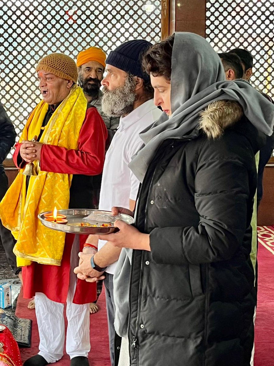 vbwalia's tweet photo. आज @RahulGandhi जी और @priyankagandhi जी ने खीर भवानी मंदिर में माथा टेककर देश की एकता, समृद्धि की मंगलकामना की और माँ का आशीर्वाद लिया। https://t.co/vgGfUdDXRR
