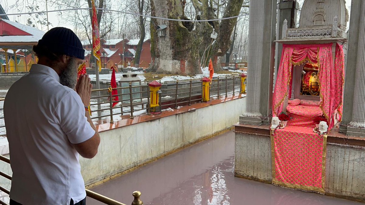 vbwalia's tweet photo. आज @RahulGandhi जी और @priyankagandhi जी ने खीर भवानी मंदिर में माथा टेककर देश की एकता, समृद्धि की मंगलकामना की और माँ का आशीर्वाद लिया। https://t.co/vgGfUdDXRR