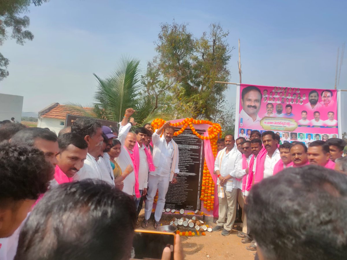 BhoothpurM's tweet photo. BT Roads inauguration by the honable  MLA Sri ALA Ventakeshwar Reddy Sir in ward no 01 Under the TUFIDC Grant Estimated cost 139.00 Lakhs in Bhoothpur Municipality @cdmatelangana , @KTRoffice ,@MinisterKTR ,@ACLB_MBNR https://t.co/7SqZEOa8Kb