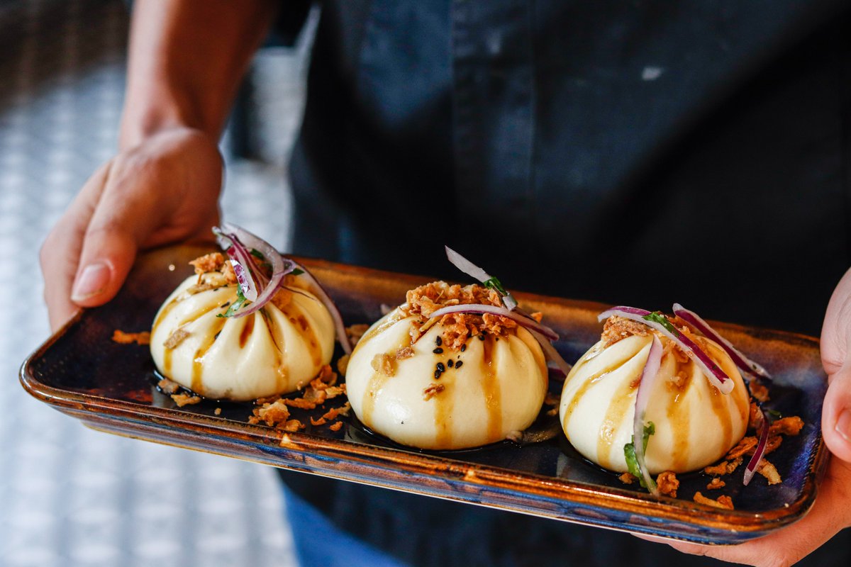 Baozis de pollo con teriyaki preparados para llegar a tu mesa. 😄

📍Avda. de los Arces, 11.Reservas (link en bio) o llamando al 910 58 11 21.

#SomosTaramara #taramareando #taramara #producto #criterio #sabor #restaurantesmadrid #baozis #polloteriyaki