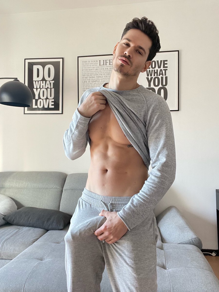 SaraHar12210488's tweet photo. Just hit a workout at the gym I need a bottom now https://t.co/1CAAgp6jr2