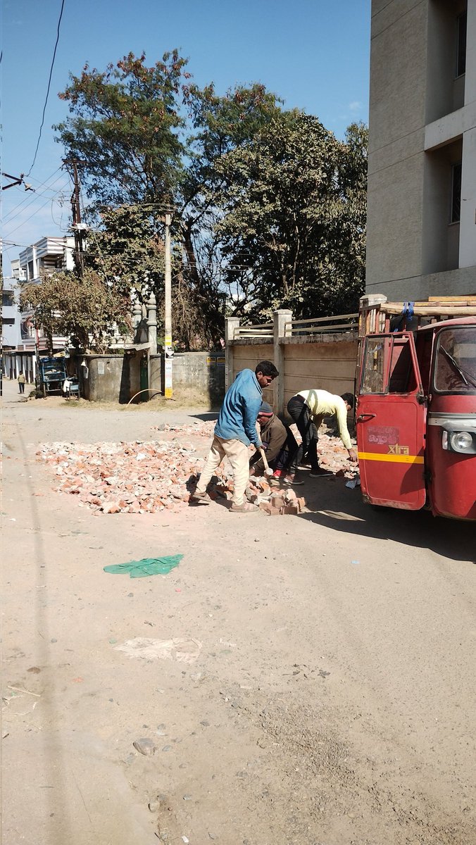 that_virus_guy's tweet photo. This is how the locals of Shastri Nagar in Kanke Rad have decided to cope with the arduous condition of the road after a pregnant lady fell off the bike. This solution is far more dangerous but what option does one have when the authorities don't do their due diligence. https://t.co/r8A5EMq0tT