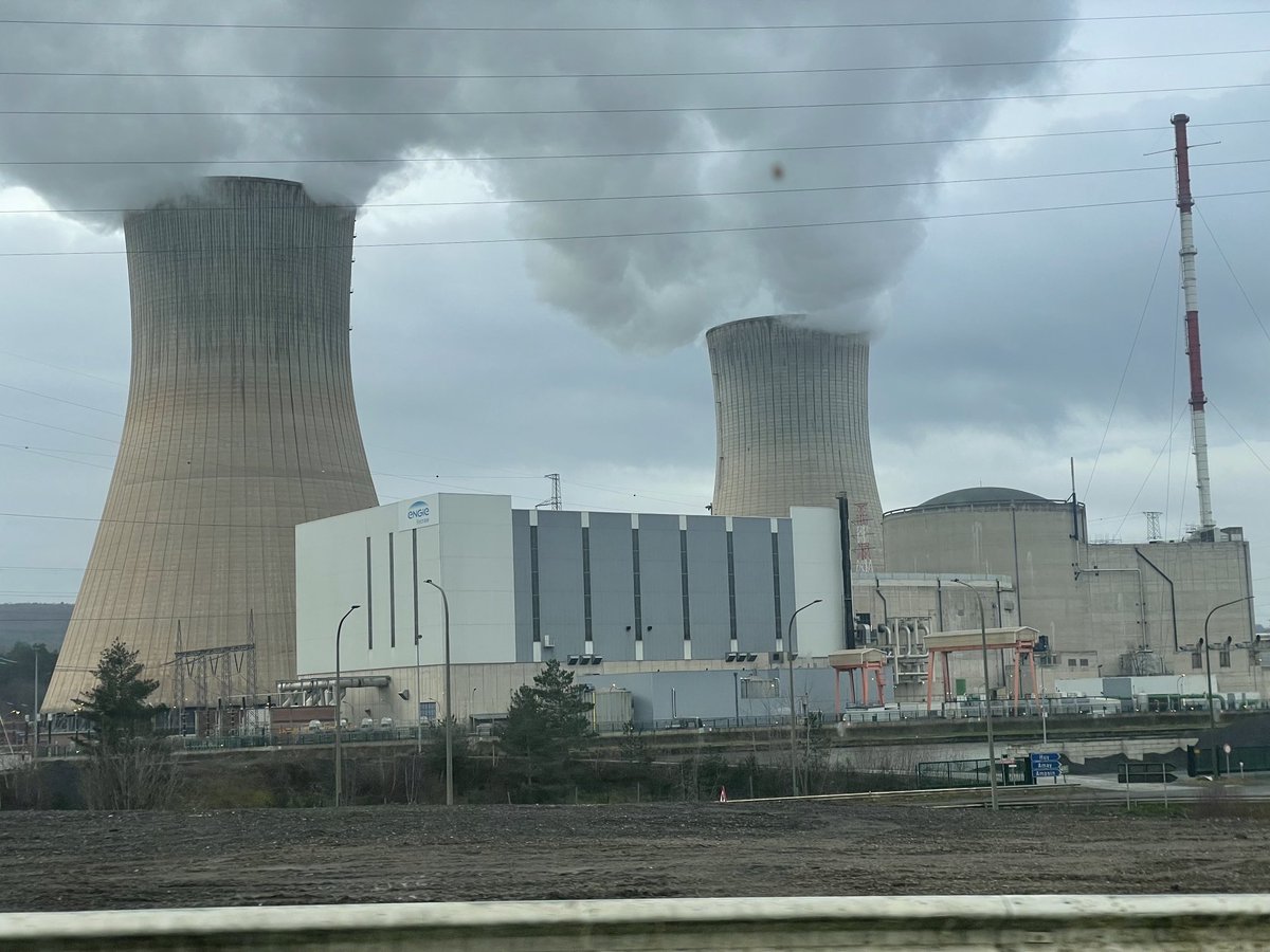 MyrtoTripathi's tweet photo. Grâce à cette centrale c’est 2 à 3 millions de tonnes de CO2 qui sont évitées chaque année. Cette centrale s’apprête à être arrêtée alors qu’elle est en parfait état de fonctionnement. Et que nous sommes en pleine crise climatique et énergétique. #Tihange2 #nucleaire. Shame. https://t.co/6BLm7Z4tvC