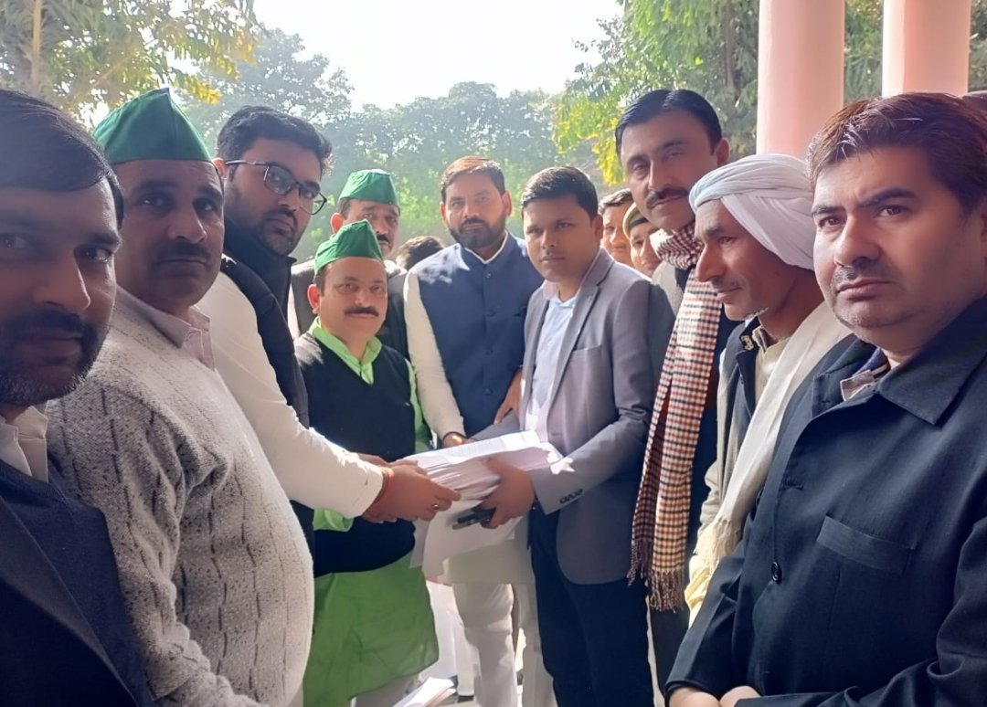 #बागपत
आज #किसान_संदेश_अभियान के अंतर्गत, गन्ना मूल्य की घोषणा, ब्याज सहित भुगतान, आवारा पशुओं से निजात दिलाने को तीन मांगो का ज्ञापन जिलाधिकारी महोदय को दिया
पार्टी के जिम्मेदार पदाधिकारी, कार्यकर्ता मौजूद रहे
5 फरवरी तक समाधान न हुआ तो होगा प्रदेशव्यापी आंदोलन