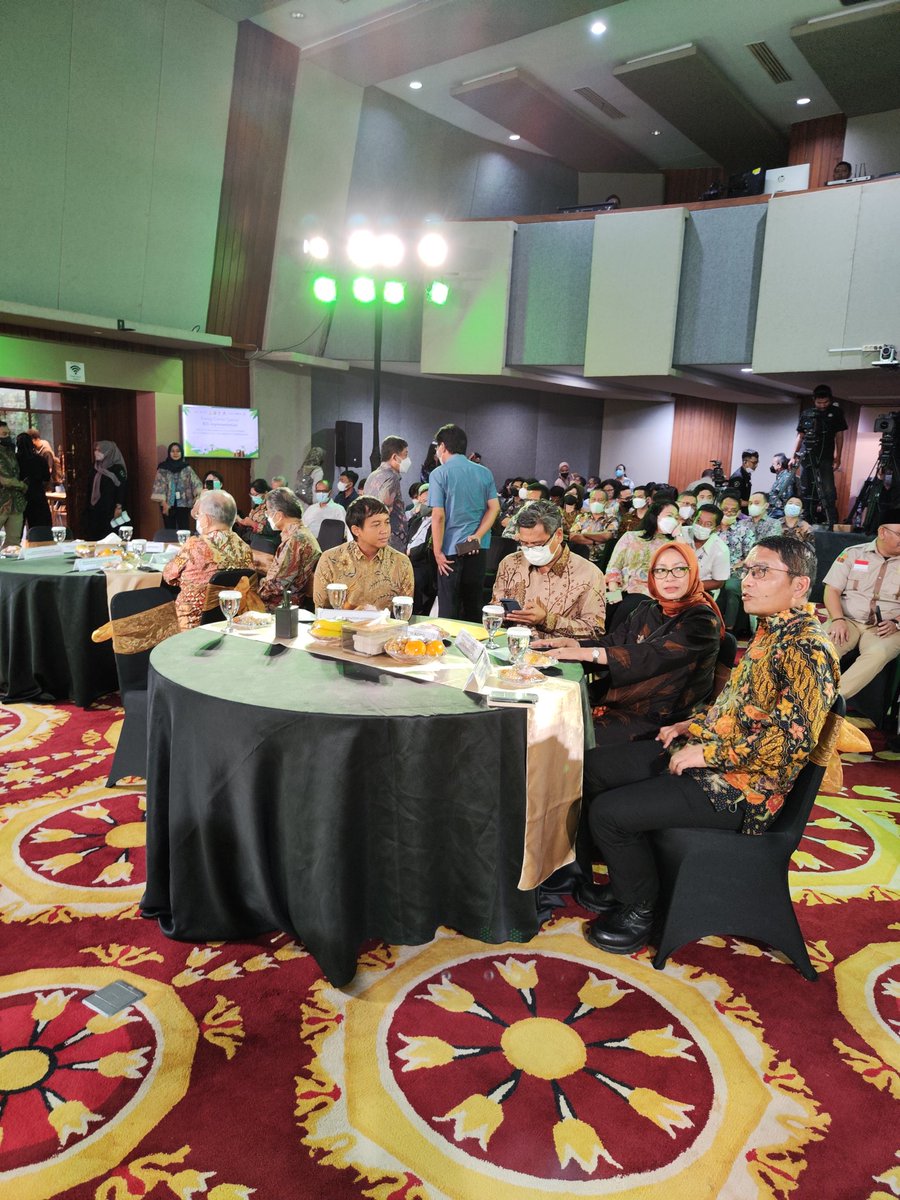 RajaJuliAntoni's tweet photo. Saya pagi ini mewakili Pak Menteri @TjahjantoHadi memenuhi undangan dari Kemenko Perekonomian dalam acara Implementasi Mandatori Biodiesel B35. https://t.co/3Qqkira25R