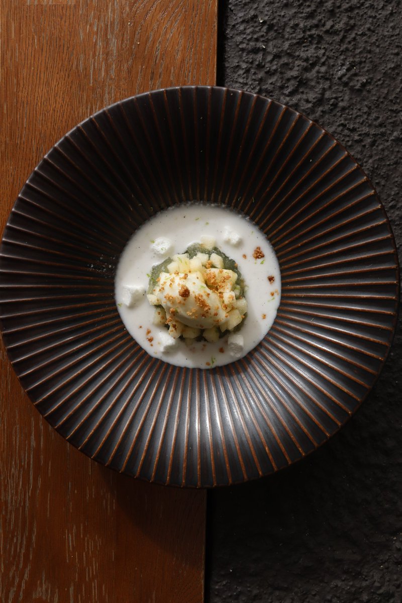 Nuestro postre con manzanas Pink Lady preparado para que lo disfrutes.

📍 Avda. de los Arces, 11.Reservas (link en bio) o llamando al 910 58 11 21.

#SomosTaramara #taramareando #taramara #producto #criterio #sabor #restaurantesmadrid  #postre #dulce #pinklady