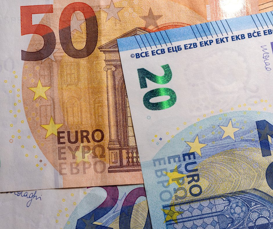 Euronovčanice su od krivotvorenja zaštićene obilježjima kao što su karakteristična svojstva pamučnog papira, vodeni znak, zaštitna nit, vlakanca u masi papira i različitim tehnikama tiska, UV i IR zaštitom obilježjima poput holograma, optički promjenjive boje i smaragdne brojke.