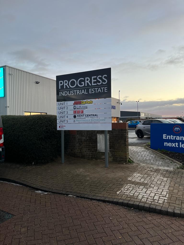 Signsandimaging's tweet photo. Replacement sign for this business park due to the old one being damaged in strong winds previously. Fresh new look - easy to change tenant boards.
Need people to find you ? give us a call we can help suggest the right signage for you.
#postsigns #directorysigns #maidstonesigns https://t.co/Y1qSMDOmDN