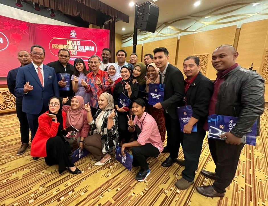 meowmisro's tweet photo. Tq pihak Kementerian Komunikasi &amp; Digital yg menghargai kami team pelaporan Batang Kali.

Sejarah utk dikenang.. walaupun baru 1 tahun berkhidmat di unit Pemberitaan TV 😘 https://t.co/VS6g5KyGHA