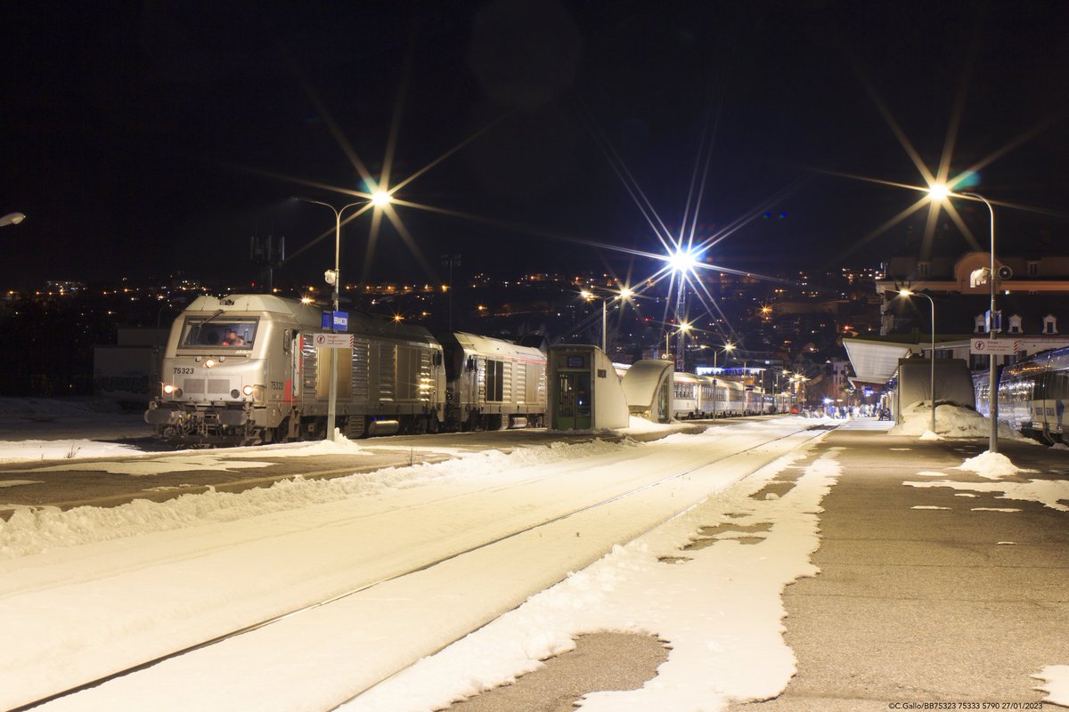fanta931's tweet photo. BB 75323 akiem et 75333 carmillon placés en tête de L'ICN 5790 Briançon Paris Austerlitz, attendant ses passagers de la nuit sur (malheureusement) la voie C de la gare de Briançon le 27 Janvier 2023
#sncf #intercite #intercitedenuit #icn #photosncf https://t.co/hCxbG59jDO