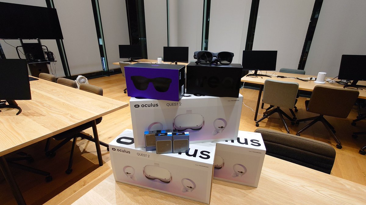 KITHUBp's tweet image. 【朗報】
活動部屋がアップデート！！
OculusやARグラスに加えてマイコンまで！
さらになんと！モニター8枚の導入です！！

これでKITHUBの活動がより快適に、より幅広くなりますね！
 #KITHUB