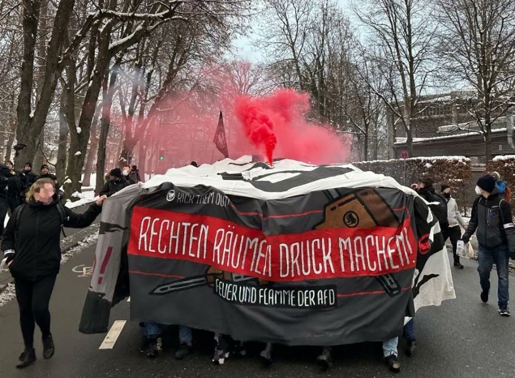 oap_ro's tweet photo. Kick them Out! Entschlossene Demo gegen das Rosenheimer AfD-Büro. 

Am Samstag (#ro2801) waren wir in #Rosenheim zusammen mit etwa 250 #Antifa|schist*innen gegen das Büro der lokalen AfD auf der Straße. 
1/x https://t.co/vwraUWpOVd