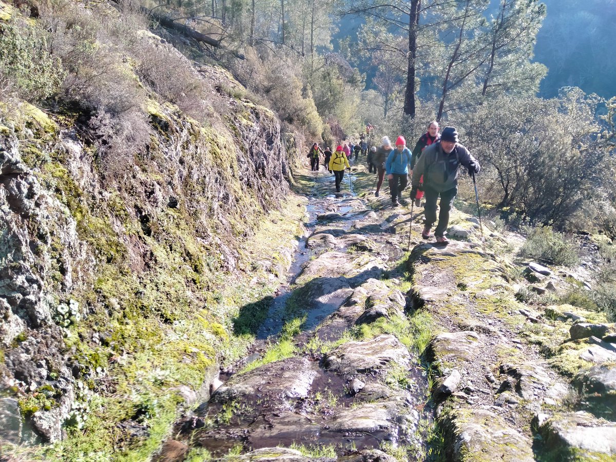 Os dejamos unas imágenes de la última etapa realizada por el grupo de senderismo de #LaRobla. La ruta comenzó en O Soldón y terminó en Carballo de Lor ¡Os esperamos en la siguiente etapa! #LaRoblaConElDeporte