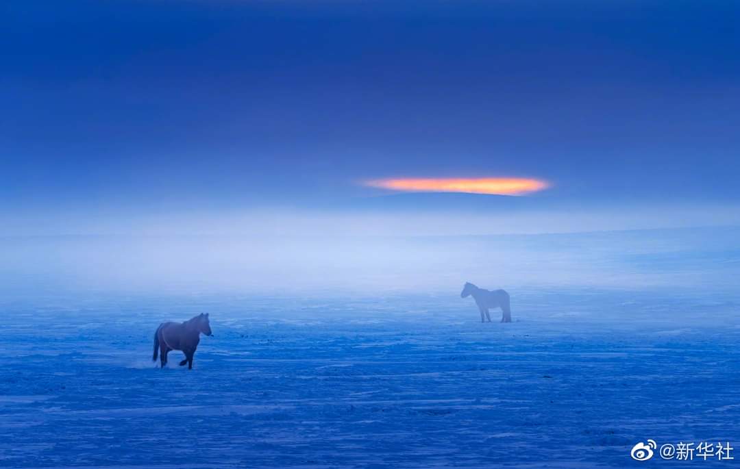 AmbCina's tweet photo. I COLORI DELL'INVERNO ❄️☃️❄️

L'inverno nella città di #Chifeng, nella regione autonoma della Mongolia interna, stupisce con i suoi colori.
Il pennello di madre natura dipinge i colori della stagione tra ghiaccio e neve. https://t.co/3A6r9LuYRe