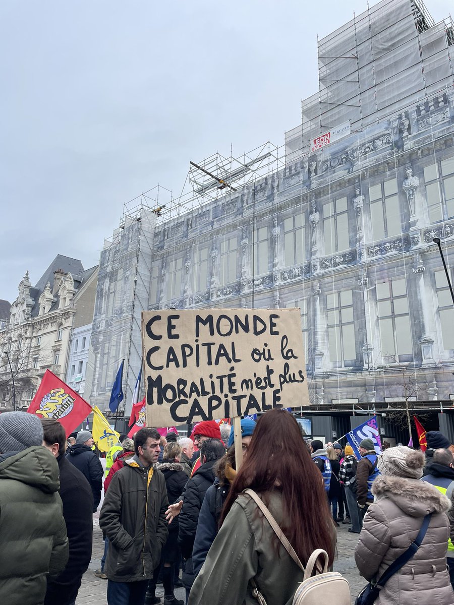 #Valenciennes Un peu moins de monde que le 19 janvier sur la Grand-Place pour la manifestation contre la #ReformesDesRetraites #greve31janvier