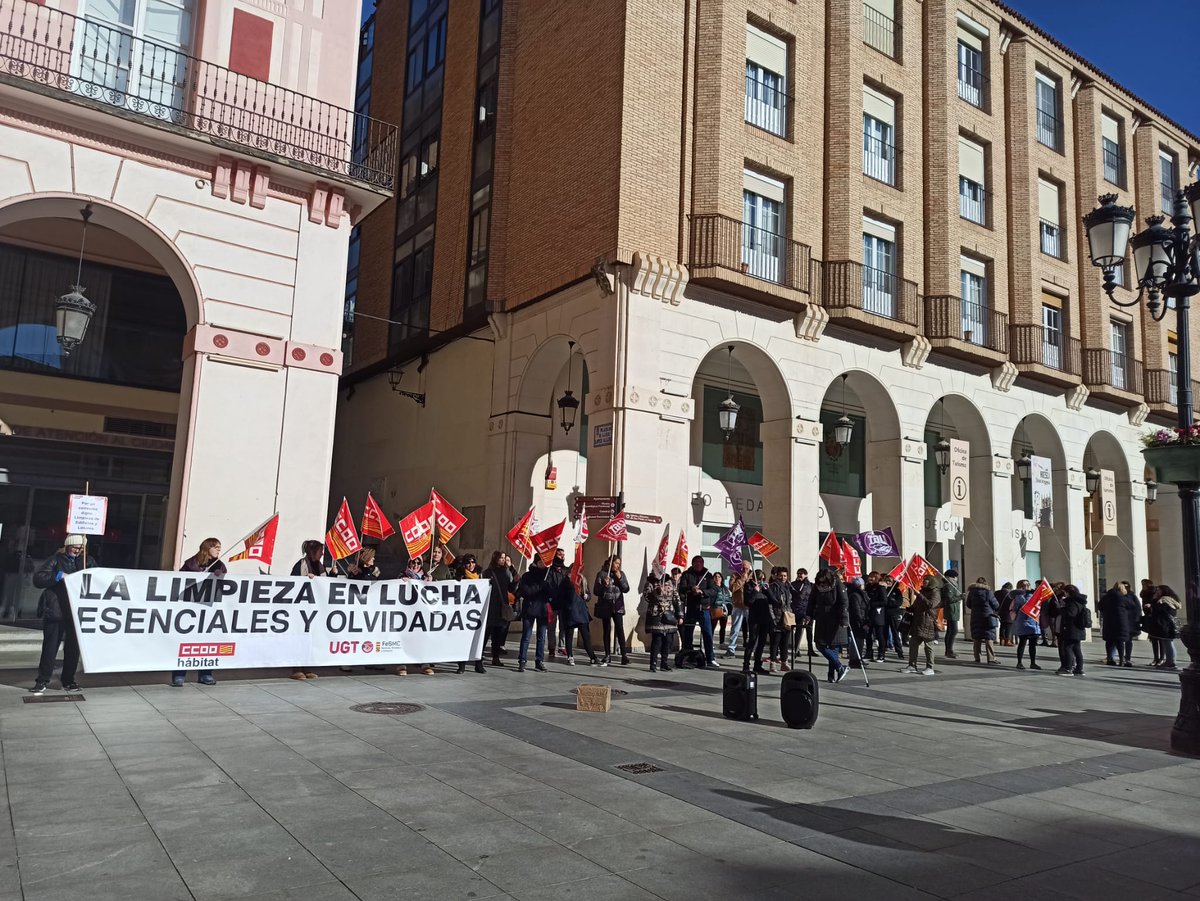 CCOOHabitat_AR's tweet photo. Este fin de semana hemos continuado con las movilizaciones por la situación laboral de la limpieza en Huesca, por un convenio digno. En Palacio de los Deportes, en la Plaza López Allue, con Lorena Orduna.
@Irene86557312 @mariano1838 @CCOO_Habitat @CCOOAragon @fbaraza27 @Nativados https://t.co/0GEDWJWAnk