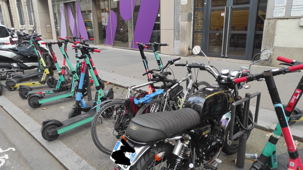 Le quotidien d'un cycliste à Lyon. 1 point d'attache dispo / 6, a cause de <a href="/dott_fr/">Dott France</a>, Tier et des motards garés comme des m***.