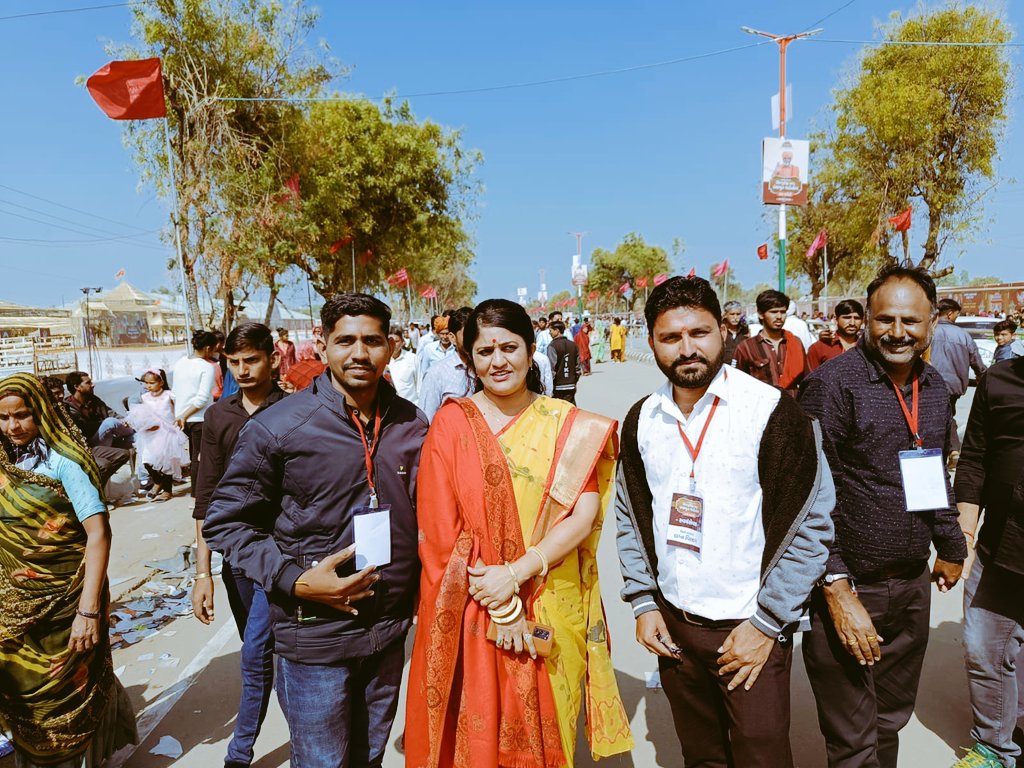 થરા સમૈયો(BK)માં રાષ્ટ્રીય મહિલા આયોગ ના સભ્ય શ્રીમતી રાજુલબેન દેસાઈ સાથે યાદગાર પળ... <a href="/i_DrRajulDesai/">Dr. Rajul L.Desai</a> @galiya_kalpesh <a href="/GamaraVH1/">Velji Gamara</a>