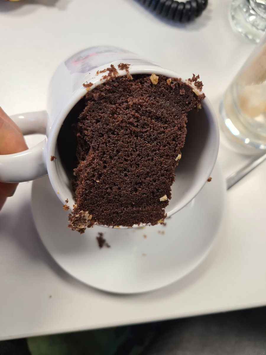 FrauMiauuu's tweet photo. Mein Chef hat mir ein Stück Kuchen von gestern gesichert 😄😄😄 

#besterChef https://t.co/TkBKfpohyK