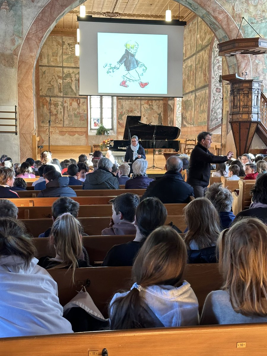 Les rires des enfants dans l’église de Saanen avant « Des malheurs de Sophie » par @cmleguay et @elodie_fondacci <a href="/SommetsMuGstaad/">SommetsMusicauxGstaa</a> <a href="/RCapucon/">Renaud Capuçon</a>