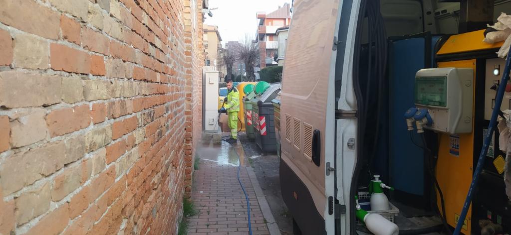 GruppoVeritas's tweet photo. #BuongiornoATutti 👷‍♀️👷‍♂️
proseguono gli interventi quotidiani degli #OperatoriVeritas nel centro di #Mestre.

🌀 Via Poerio, via Olivi, Piazza Ferretto;
🌀 Via Monte Grappa;
🌀 Piazzale Candiani;
🌀 Piazzetta Zorzetto, via Fratelli Rondina. https://t.co/daoVU65fnf