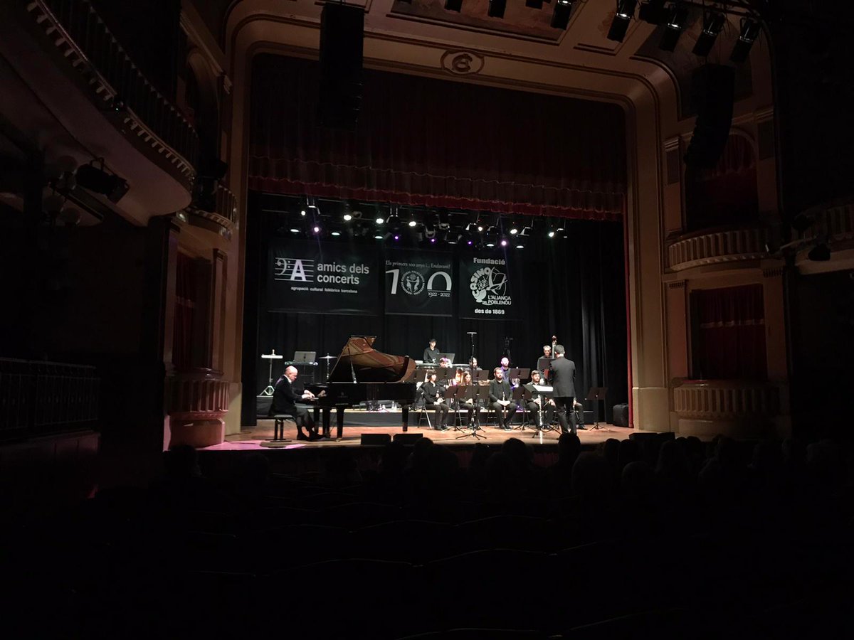 esmuccat's tweet photo. 📷 #GransConjunts | La Cobla de l'#ESMUC, ahir al @casinoaliancap9.
Marcel Sabaté dirigeix l'agrupació mentre interpreta un recull d'obres de Jesús Ventura, Manuel Oltra i @guinovartalbert, a qui veiem tocant el #piano 😉 https://t.co/DWpiVDYItj