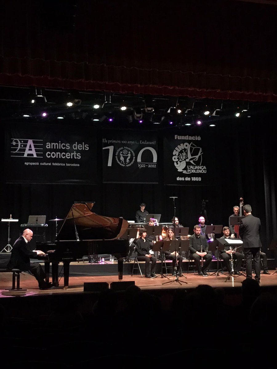 esmuccat's tweet photo. 📷 #GransConjunts | La Cobla de l'#ESMUC, ahir al @casinoaliancap9.
Marcel Sabaté dirigeix l'agrupació mentre interpreta un recull d'obres de Jesús Ventura, Manuel Oltra i @guinovartalbert, a qui veiem tocant el #piano 😉 https://t.co/DWpiVDYItj