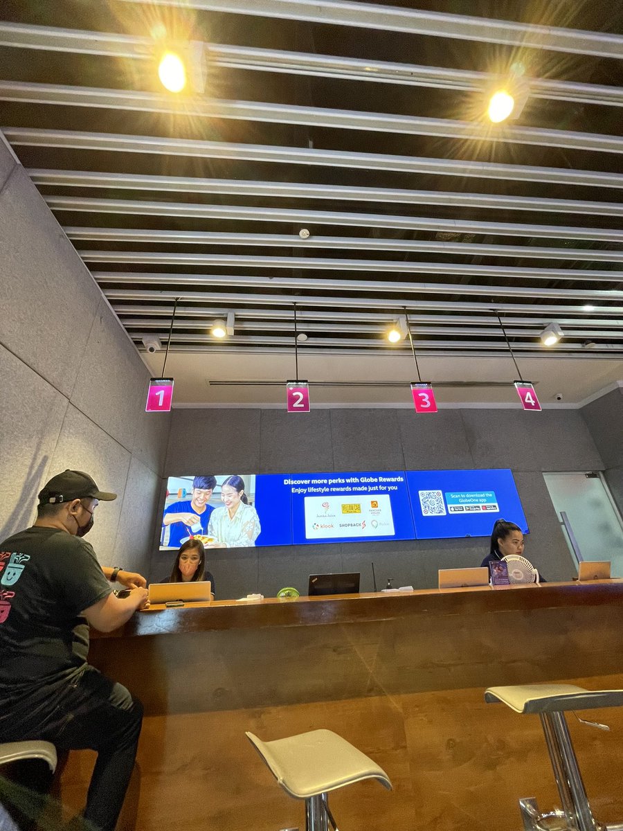 sephnition's tweet photo. I needed to go to a physical store just because your hotline is fucking useless. Tapos wala kayong tigil sa kakakulit sakin na maupgrade ng plan pero walang matinong customer service? What. A. Joke.  @talk2GLOBE https://t.co/IzDf0upKtU
