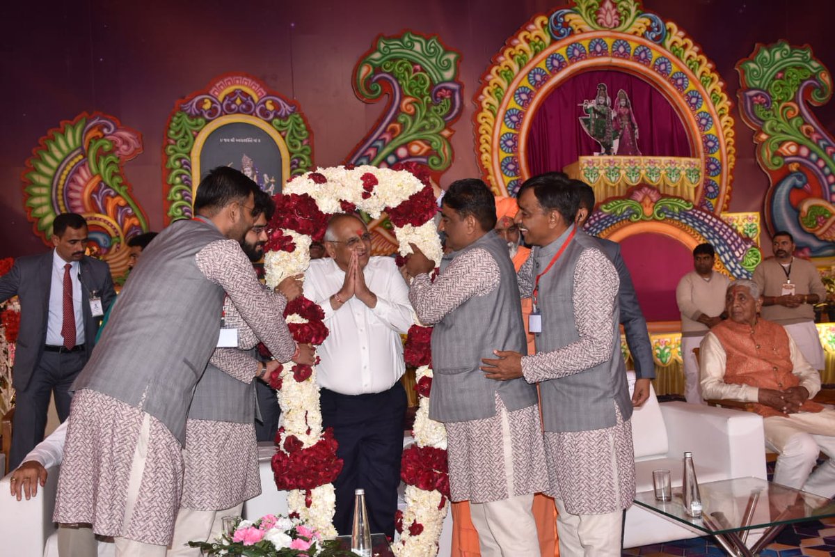 Bhupendrapbjp's tweet photo. થરા ખાતે ભરવાડ સમાજની ગુરુગાદી ઝાઝાવડા દેવસ્થાન દ્વારા આયોજિત બ્રહ્મલીન મહંતશ્રી શિવપુરીજી બાપુના પંચામૃત મહોત્સવમાં ઉપસ્થિત રહેવાનું સૌભાગ્ય મળ્યું. પૂ. શ્રી રમેશભાઈ ઓઝા, પૂ. મહંત શ્રી ઘનશ્યામપુરી બાપુ સહિત ભાવિક���ના સાનિધ્યમાં આ પ્રસંગ ધર્મ, ભક્તિ અને સમાજસેવાનો સંગમ બની રહ્યો. https://t.co/Rsi1pTMei6