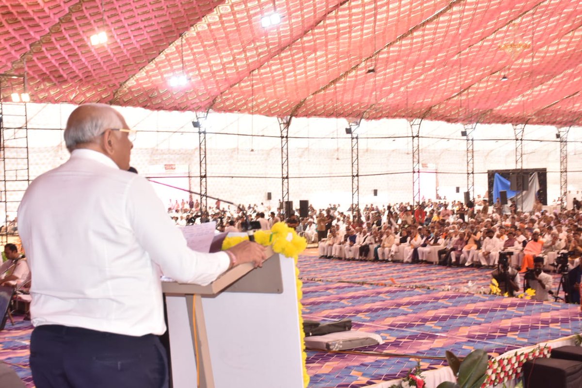 Bhupendrapbjp's tweet photo. થરા ખાતે ભરવાડ સમાજની ગુરુગાદી ઝાઝાવડા દેવસ્થાન દ્વારા આયોજિત બ્રહ્મલીન મહંતશ્રી શિવપુરીજી બાપુના પંચામૃત મહોત્સવમાં ઉપસ્થિત રહેવાનું સૌભાગ્ય મળ્યું. પૂ. શ્રી રમેશભાઈ ઓઝા, પૂ. મહંત શ્રી ઘનશ્યામપુરી બાપુ સહિત ભાવિક���ના સાનિધ્યમાં આ પ્રસંગ ધર્મ, ભક્તિ અને સમાજસેવાનો સંગમ બની રહ્યો. https://t.co/Rsi1pTMei6