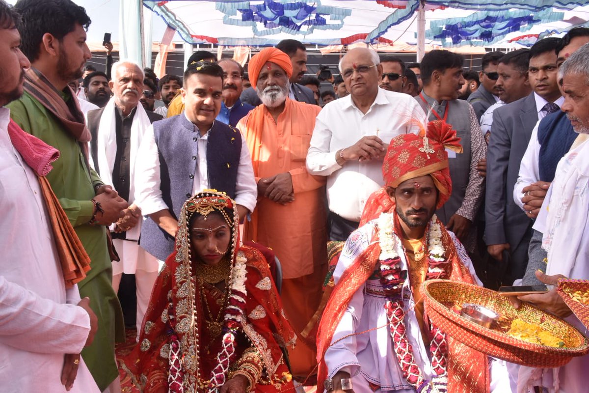Bhupendrapbjp's tweet photo. પંચામૃત મહોત્સવના ભાગરૂપે ૩૦૦૧ દીકરીઓના સમૂહલગ્નનું પણ ખૂબ સુંદર આયોજન કરવામાં આવ્યું છે. ભરવાડ સમાજે સંપ, સમર્પણ અને સહકારથી સર્વાંગીણ વિકાસ સાધ્યો છે. શિક્ષણ ક્ષેત્રે આગળ વધવાની ભરવાડ સમાજની ઉત્કંઠાને હું બિરદાવું છું. https://t.co/yg7hIlscGm