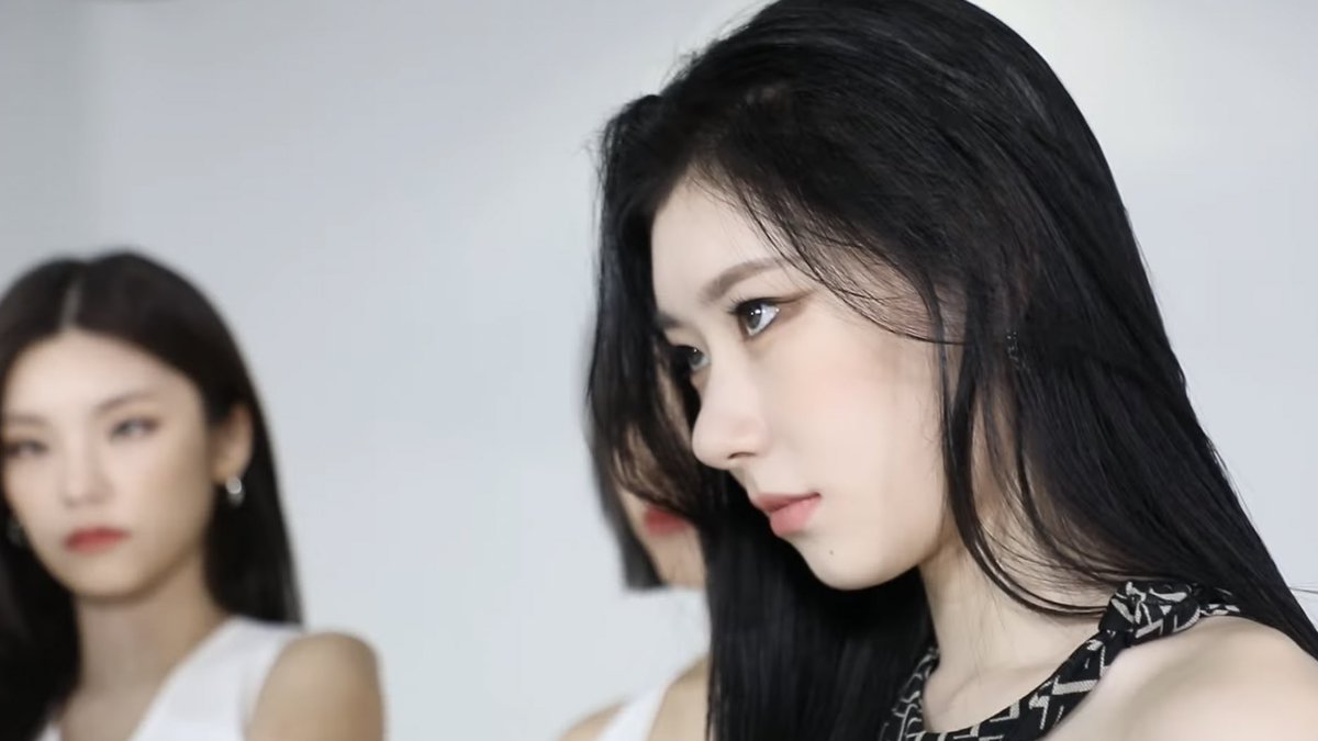 FIVEOFITZY's tweet photo. the way they monitor themselves on screen 🫣 https://t.co/SmIG7IUb3E