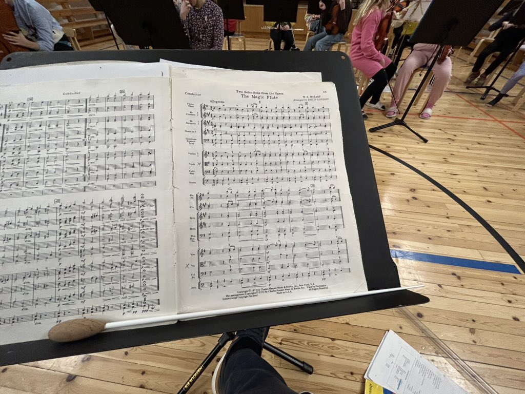 IsmoKoskela's tweet photo. Päivän agendana on Taikahuilu nelosten orkalla. #opehommat #taikahuilu #orkesteri https://t.co/Iay2HnXiIG